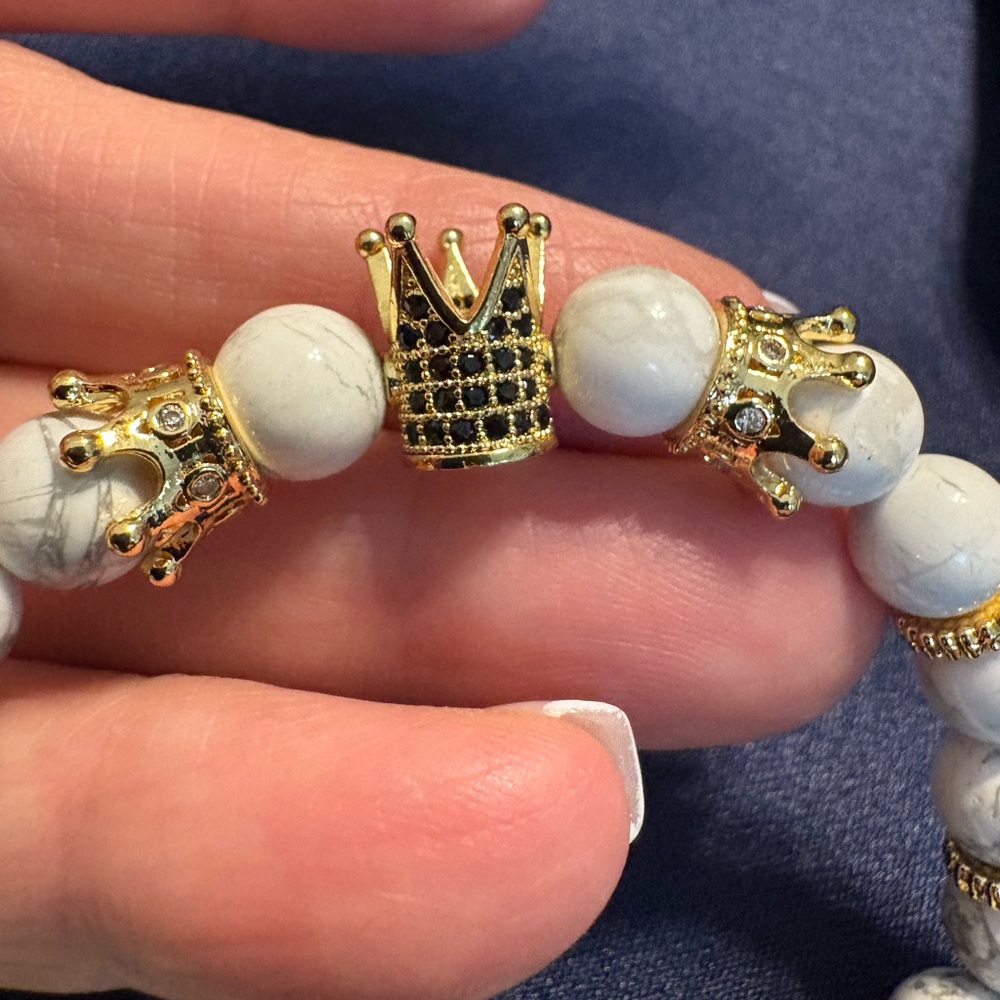 😎🌺Bracelet Gold Tone and White Howlite Beaded Crown Accents Stretch - Picture 3 of 4